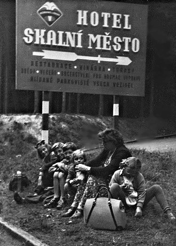 Odpočinek na rozcestí v Prachovských skalách (1957).