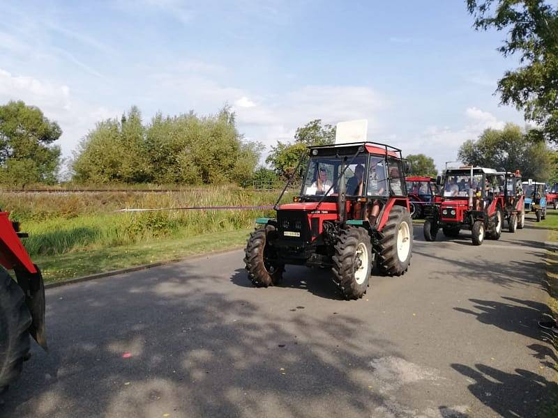 Sraz legendárních traktorů Zetor v Ohnišťanech.