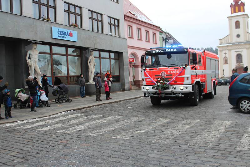 Novopačtí dobrovolní hasiči převzali nový vůz za více než šest milionů korun.