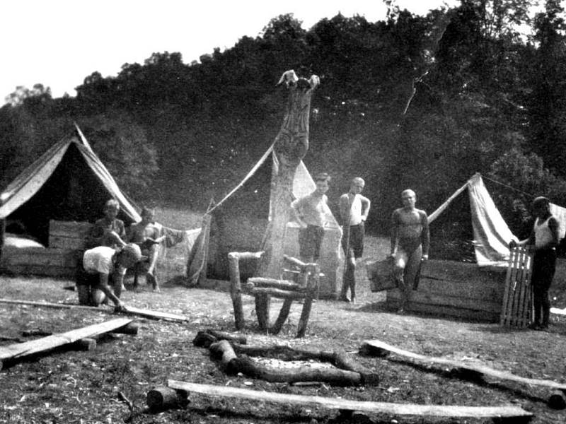 Skautský tábor u piláku z roku 1929.