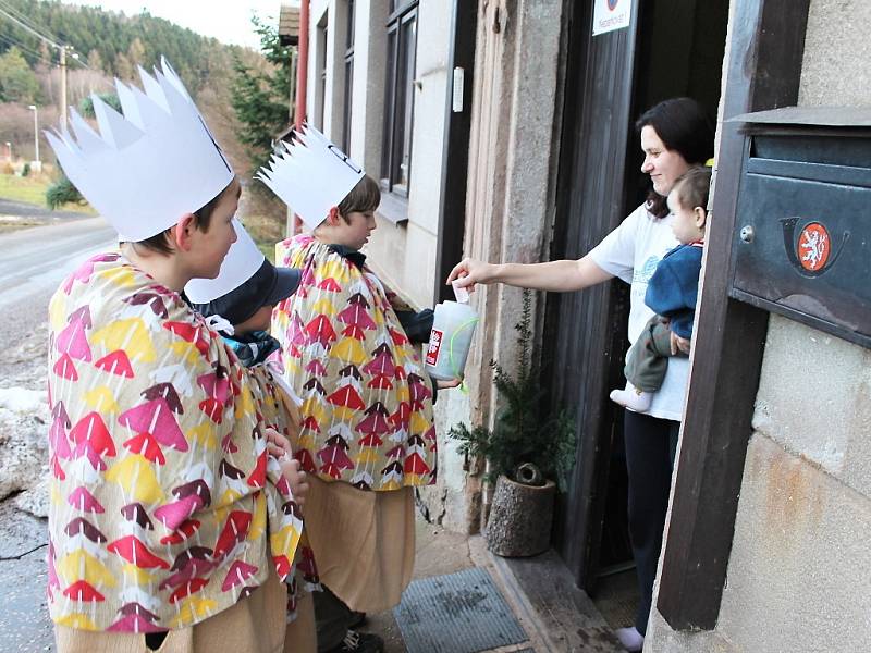 V ÚBISLAVICÍCH koledovali  Matěj Zajíc (s kasičkou ) jako Baltazar, poprvé i sedmiletý Fanda Nosek, který se prý trochu styděl a výřečný Patrik Hejtman (zleva).  