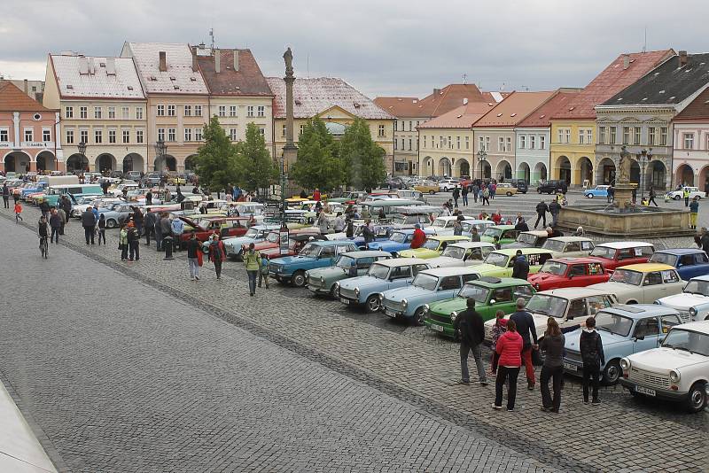 O víkendu si u Jinolických rybníků dali dostaveníčko majitelé trabantů. Součástí spanilé jízdy byla i výstava vozidel na jičínském náměstí.