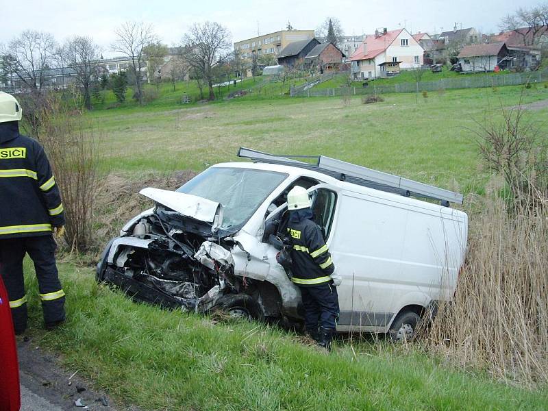 Hasiči zajistili vraky vozidel.