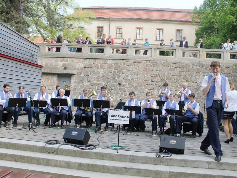 Koncert Táboranky v jičínském parku.