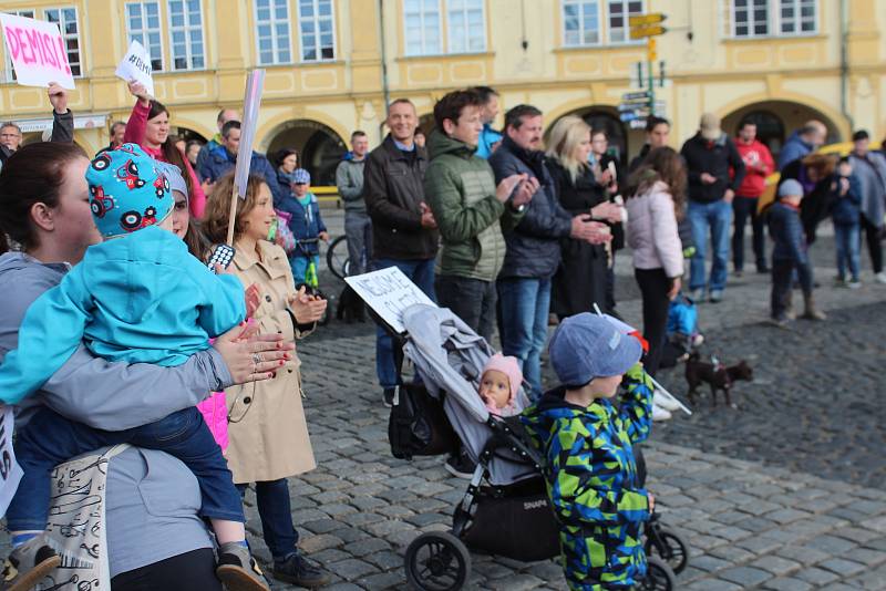 Demonstranti požadovali demisi Benešové a odchod Babiše.