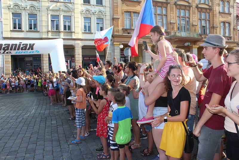 Daniela Polmana, který dokončil extrémní cyklistický závod napříč Amerikou, vítala Nová Paka. Amatérský cyklista se davu poklonil a poděkoval za přízeň fanoušků, která ho hnala do cíle nejtěžšího a nejdelšího závodu světa.