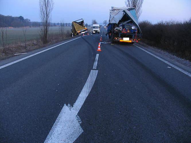 Kamion skončil v levém příkopu  