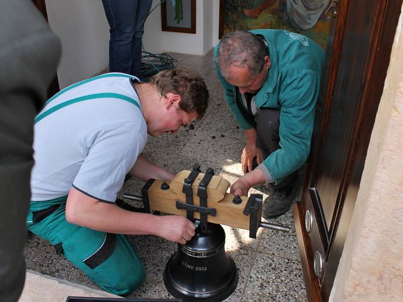 V Lánech vysvětili a instalovali nový zvon.