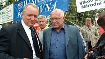 Prezident Václav Klaus návštěvou na Volejbalové Dřevěnici roku 2005.