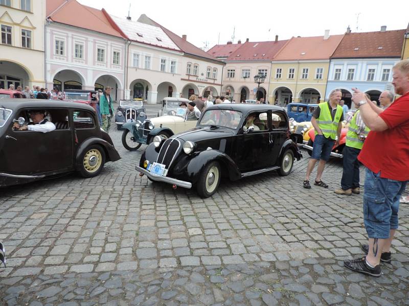 Veteránem Českým rájem na jičínském Valdštejnově náměstí.