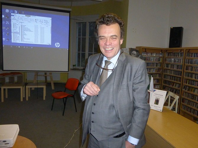 Tomáš Czernin na besedě v jičínské knihovně.