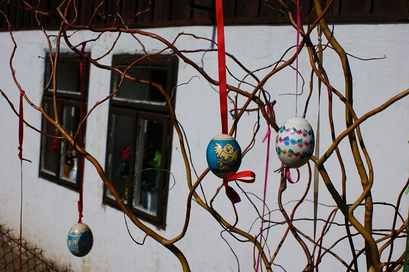 Velikonoční výzdoba v různých obcích JIčínska.