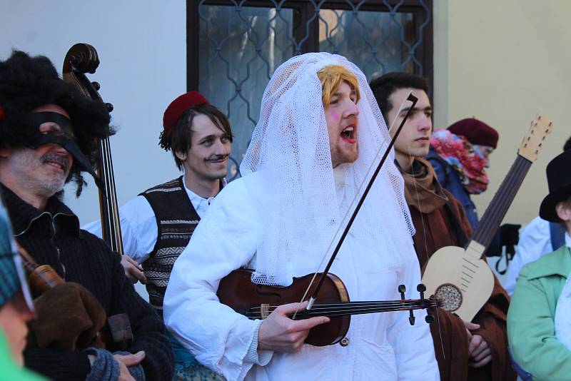 Po covidové pauze se Hořicemi opět prohnal veselý masopustní rej. Nechyběl dobrý truňk, zabijačkové hody, tanec a živá hudba.