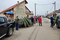 K lidem, které zasáhlo tornádo na Jižní Moravě, putovalo 250 vánočních stromků a plné krabice ozdob ze všech koutů země.