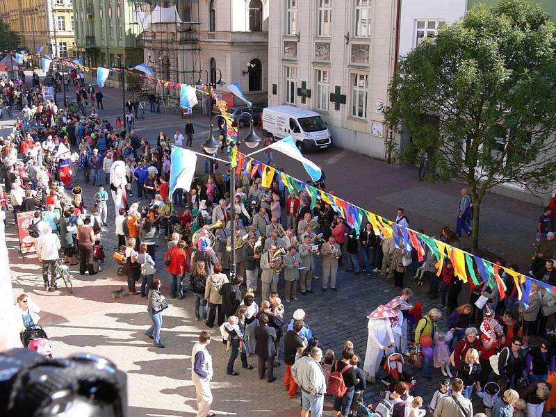 Zahajovací pohádkový průvod.