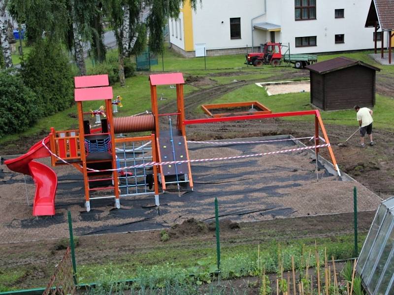 Výstavba nového hřiště v Ostružně.