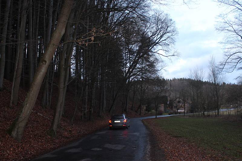 Nebezpečný úsek před obcí Stav, kde jsou nakloněné stromy nad vozovkou druhé třídy.