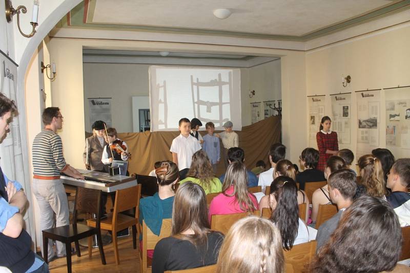 Výstava VEDEM v bývalé židovské škole s divadelním představením.