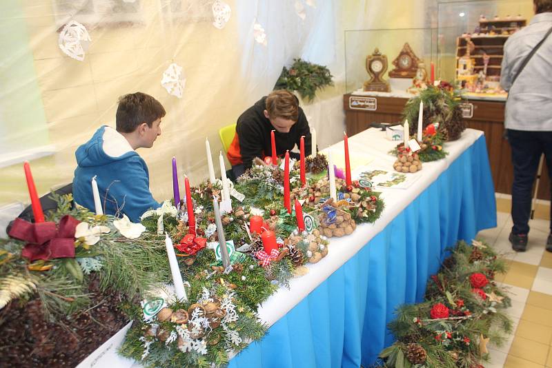 Tradici vánočních trhů Střední škola gastronomie a služeb v Nové Pace neporušila ani letos.