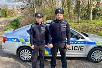 Policisté z Kopidlna Lukáš Veselý a Marek Nýč zachránili život chlapci, který zřejmě za jízdy vypadl z okna jedoucího vlaku.