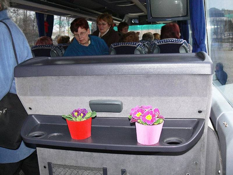 Květiny jako dárečky připravené v autobuse.