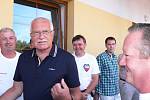 Václav Klaus v Dřevěnici - příjezd a sledování volejbalu.