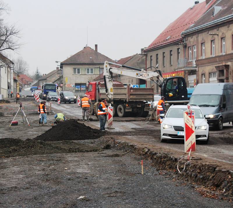 HARMONOGRAM PRACÍ se posouvá. Podobnou situaci lze očekávat i při stavební rekonstrukci druhé části vozovky.