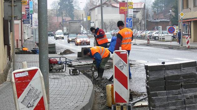 Výstavba kruhového objezdu v Nové Pace.