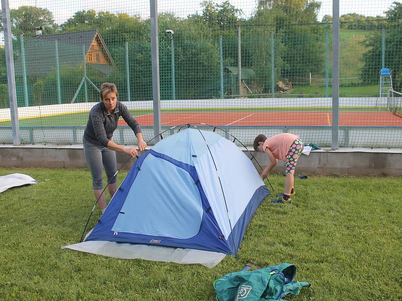 Postýlky vyměnili za spacáky.