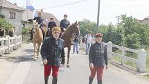 Slavnostní průvod vyrazil z místní zelárny. Na každé křižovatce obyvatele potěšili členové folklórního souboru Hořeňák a Hořeňáček. I přes silné vedro se pochodu zúčastnily desítky lidí.