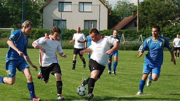 Utkání v Robousích ovládli domácí. Vpravo v bílém Tomáš  Tomášek, autor dvou gólů, vlevo Tomáš Vích. 