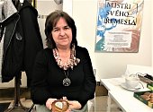 Perníkářka Dana Holmanová předvedla svůj um na vernisáži výstavy Mistři svého řemesla v jičínském muzeu.