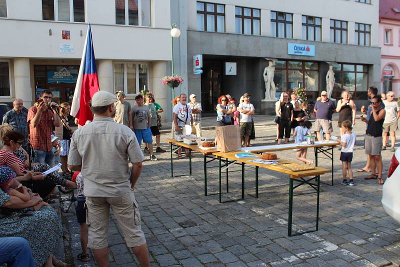 Více než stovka lidí přišla protestovat na Masarykovo náměstí v Nové Pace proti premiérovi Andreji Babišovi.