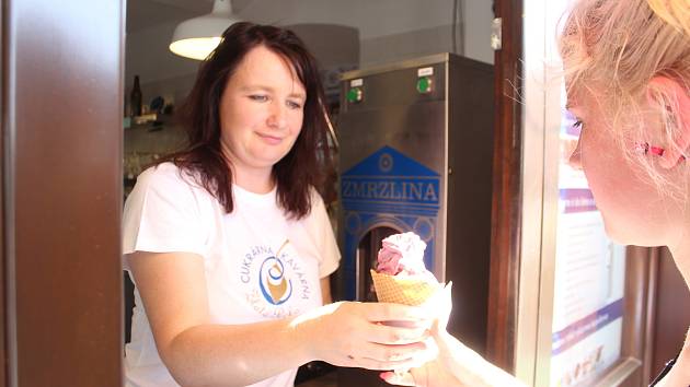 Na peckovském náměstí vyrábějí zmrzlinu ručně podle přání každého zákazníka.