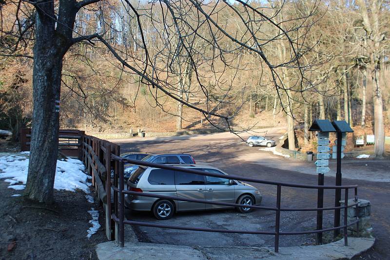 Zatímco minulý víkend byly Prachovské skály pod tlakem turistů, nyní zelo parkoviště na Prachově i u Turistické chaty prázdnotou. Lidé respektují zákaz pohybu