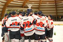 Takhle slavili hokejisté Jičína loni, když vyhráli soutěž na Královéhradecku. Teď získali titul na Liberecku.