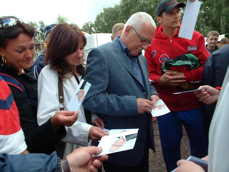 Prezident Václav Klaus návštěvou na Volejbalové Dřevěnici roku 2005.