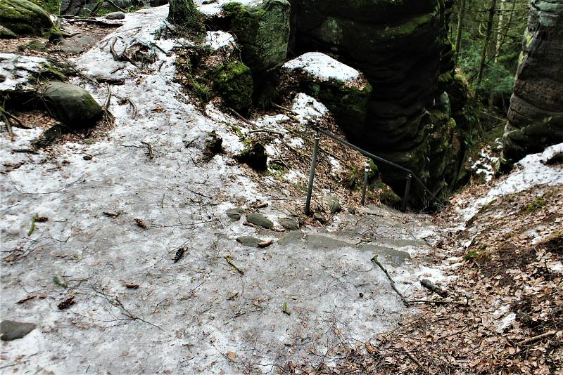 Zimní měsíce se správci rozhodli využít k vytěžení dřeva napadeného kůrovcem. Z toho důvodu je pro chladumilné turisty uzavřena Zelená rokle.