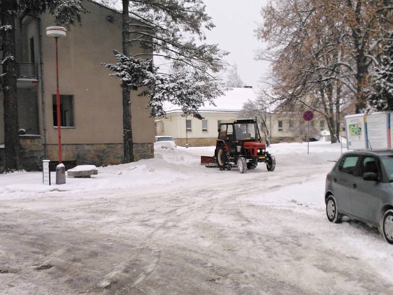 Zimní údržba v areálu jičínské nemocnice.