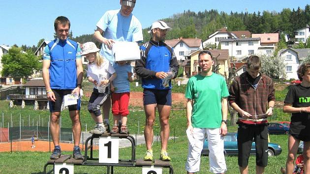 Na nejvyšším stupni vítěz 32. Staropackého horského krosu Karel Randák z nedaleké Jilemnice, vlevo druhý v cíli Radim Berka a vpravo třetí novopacký běžec Rudolf Cogan. 