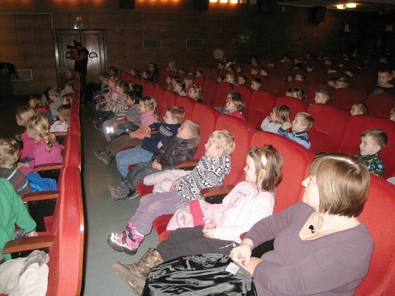 Zábava v jičínském biografu s pořadem Zory Jandové a Rádiem Junior.