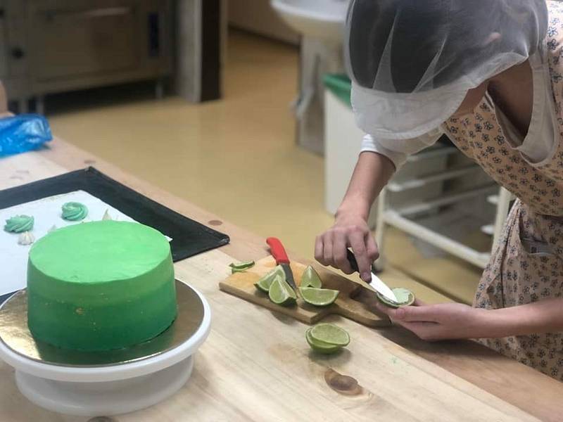 Soutěžemi se Střední škola gastronomie a služeb snaží podpořit a motivovat talentované a kreativní studenty. Mistra dortů vybrala porota, vítěze kurzu modelování určí veřejnost v hlasování na Facebooku.