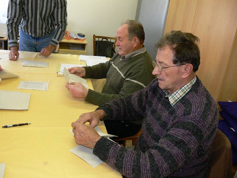 Sčítání hlasů v Petrovičkách, obcí s nejmenším počtem voličů na Jičínsku.