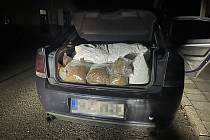 V Milovicích u Hořic zastavila policejní hlídka řidiče, který vezl 80 kilo tabáků a velké množství kartonů cigaret.