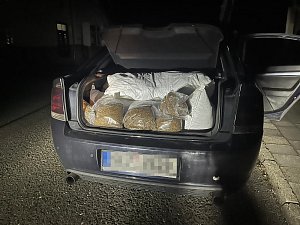 V Milovicích u Hořic zastavila policejní hlídka řidiče, který vezl 80 kilo tabáků a velké množství kartonů cigaret.