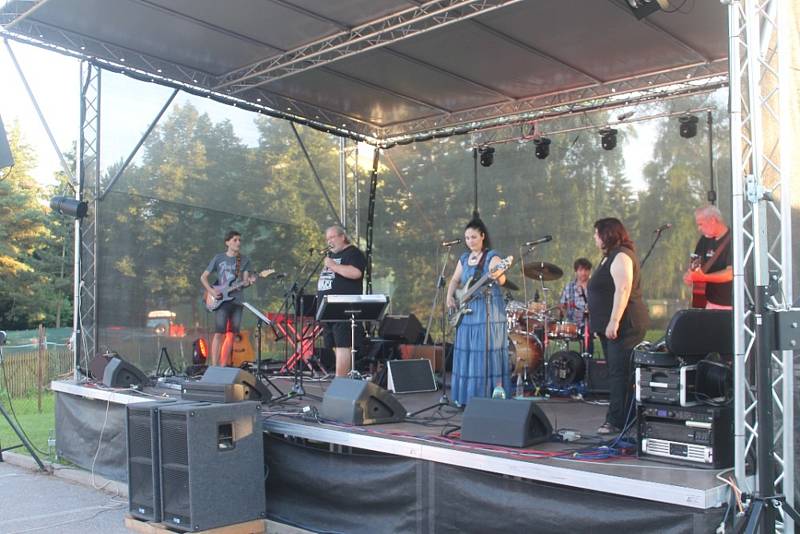 V sobotu odpoledne zahrály u DDM v Nové Pace kapely na podporu jižní Moravy.