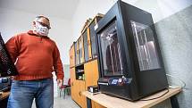 V kamenické škole v Hořicích vyrábí na 3D tiskárnách ochrané štíty.