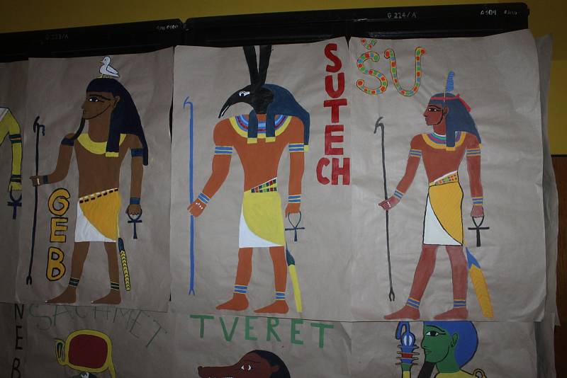 Novopacká škola si připomněla slavného faraona Tutanchamona.