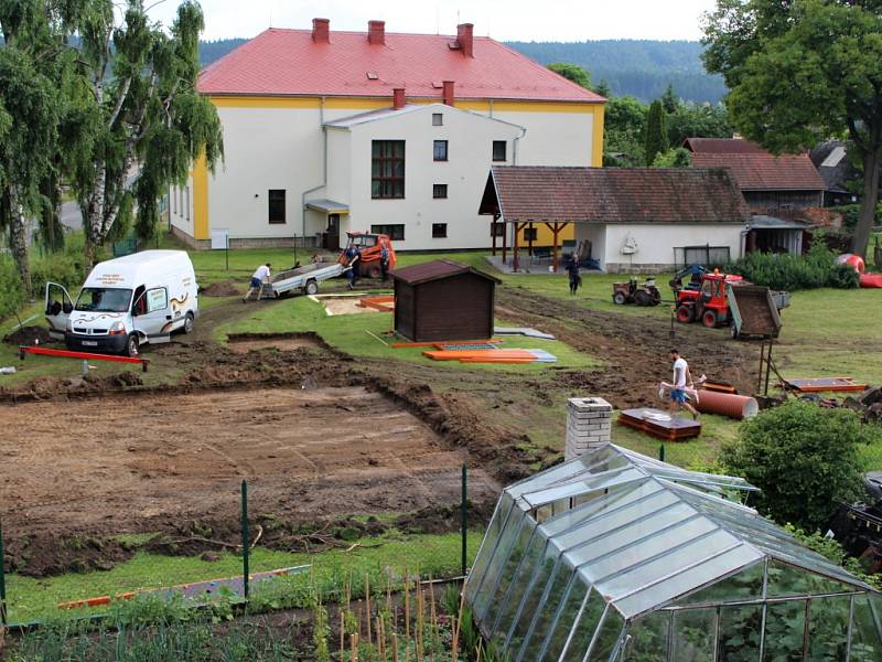 Výstavba nového hřiště v Ostružně.