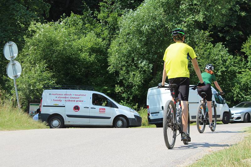 Ráj pro turisty a cyklisty. Kost a s ní spojené údolí Plakánek láká lidi na kolech i bez nich. Do údolí je kvůli bezpečnosti a ochraně přírody vjezd na kole zakázán.